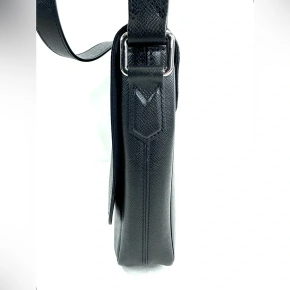 Louis Vuitton District PM Black Taiga Messenger Crossbody Shoulder Bag Dust Bag - Picture 4 of 16